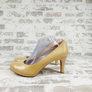 Naturalizer Lennox Tan Cream Slip On Faux Leather Business Casual Heels A713